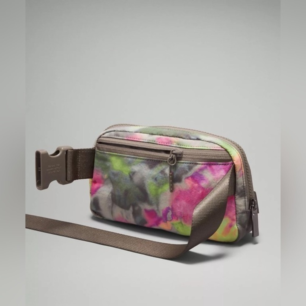 Lululemon Hyper TIE DYE Lululemon Everywhere Belt Bag Hyper Dye Multi/Ro… - Picture 3 of 7